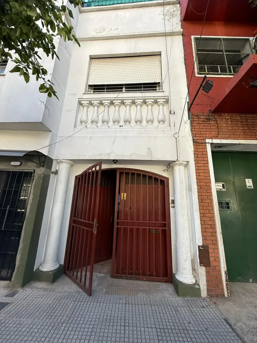 Casa en 2 plantas con depósito y 2 dormitorios en Villa General Mitre
