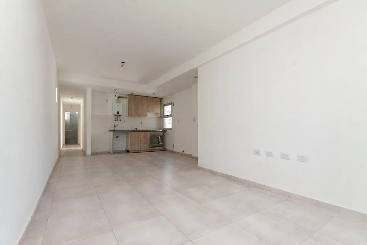 New three-room apartment in Temperley with balcony