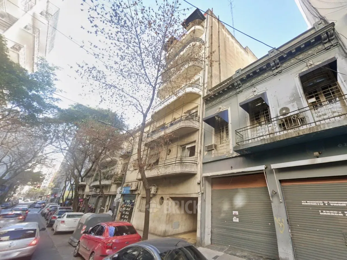 Meio andar de 3 ambientes de frente para os fundos em Balvanera