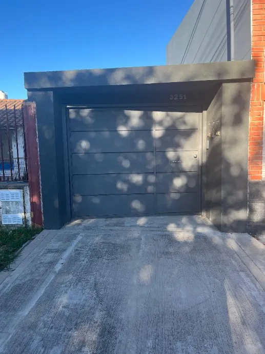 Apartamento novo de dois ambientes com vaga coberta em Valentín Alsina