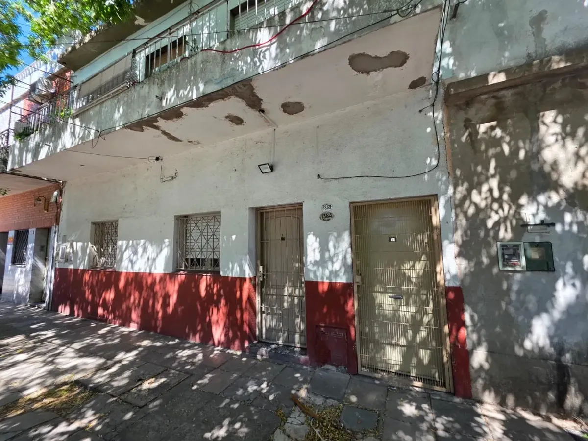 Two-room apartment house-style unit in Tres de Febrero with private patio