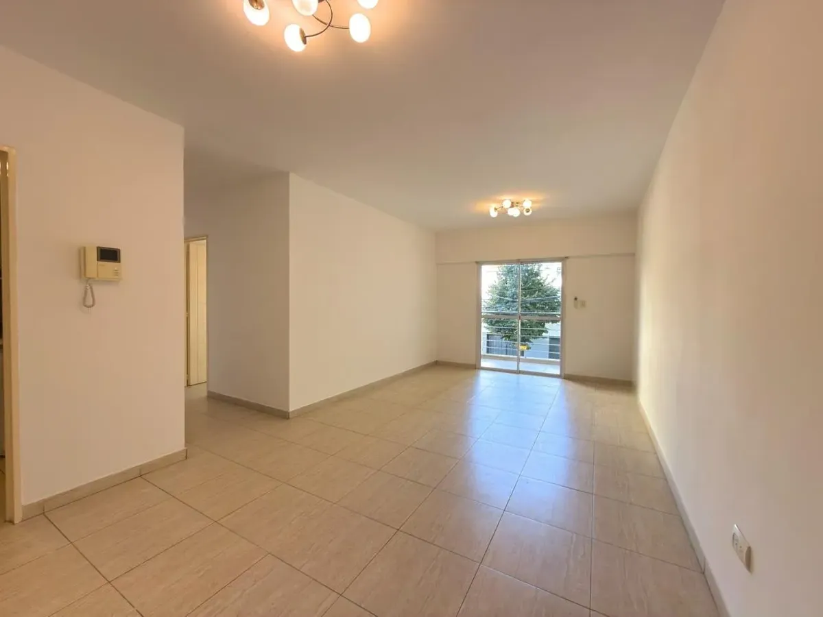 Квартира с 2 спальнями, двумя балконами и парковочным местом в General San Martín