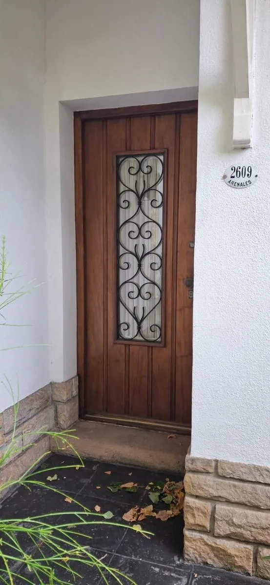 Casa em estilo chalé com 3 dormitórios em Martínez