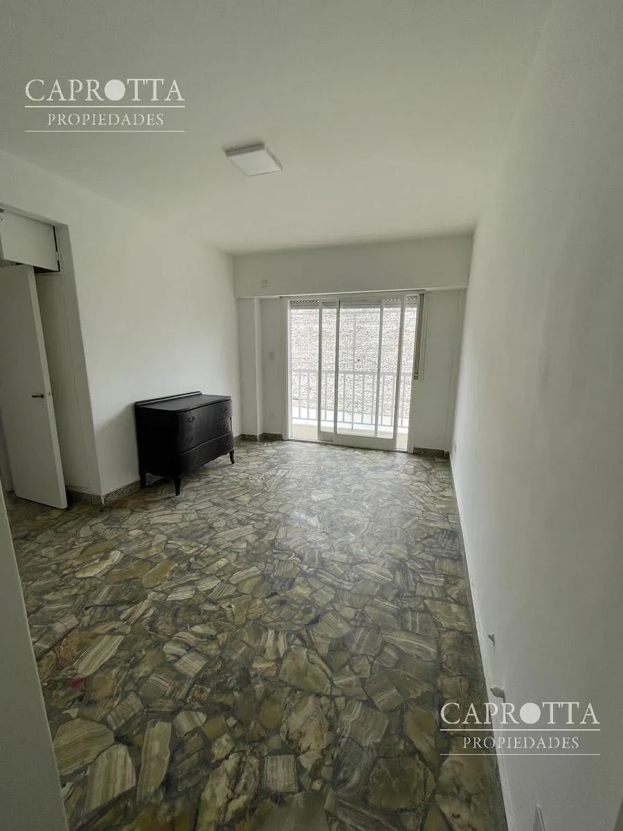 Apartamento de três ambientes de fundos com varanda em Monte Castro