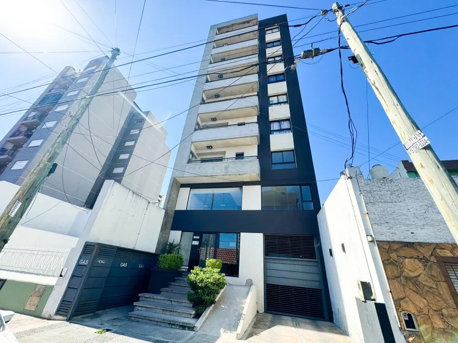 Apartamento de dois ambientes com varanda em Lanús