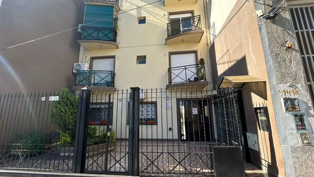 Apartamento de dois ambientes com varanda em Santos Lugares