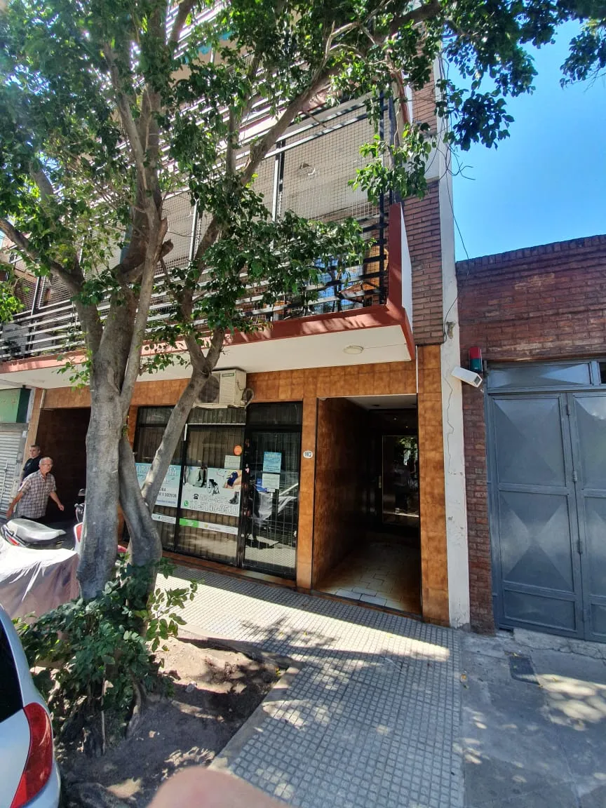 Apartamento de 2 ambientes de frente lateral em Flores
