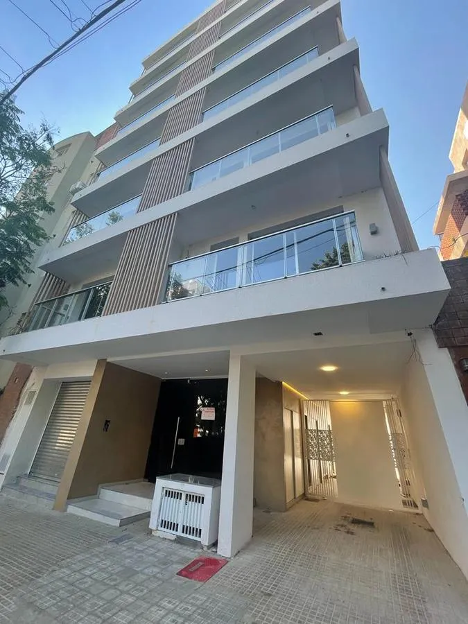 Apartamento meio andar com 2 dormitórios e varanda em La Plata