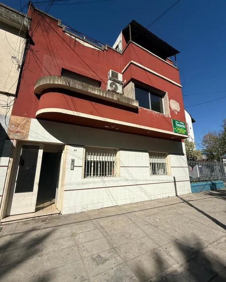 Refurbished two-bedroom ground-floor apartment facing Estación Temperley in Lomas de Zamora