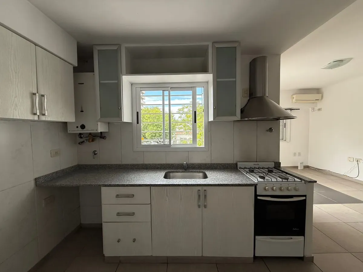 Квартира с двумя комнатами и балконом уличной стороны в Mataderos