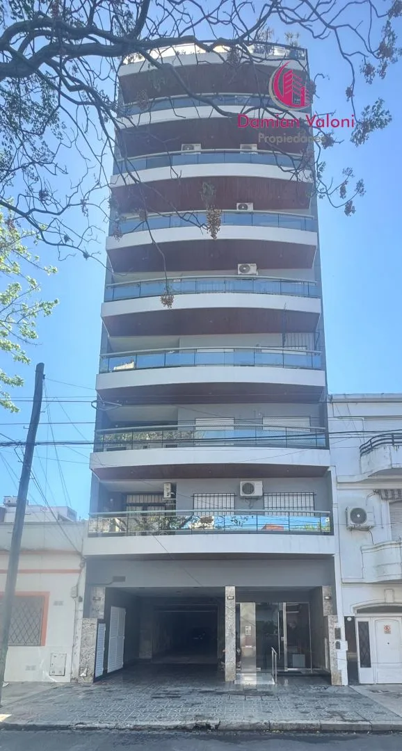 Departamento de 3 ambientes con balcón al frente en Villa del Parque