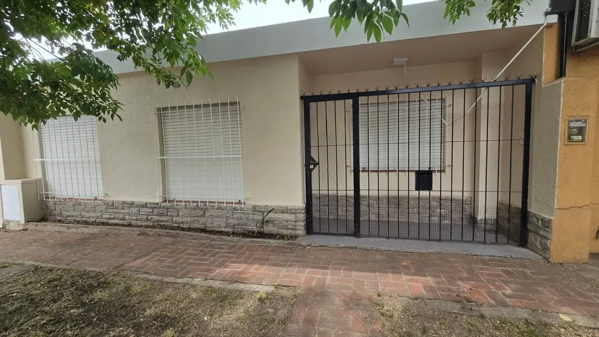 Casa PH de 3 ambientes com 2 dormitórios para alugar em Ituzaingó Norte