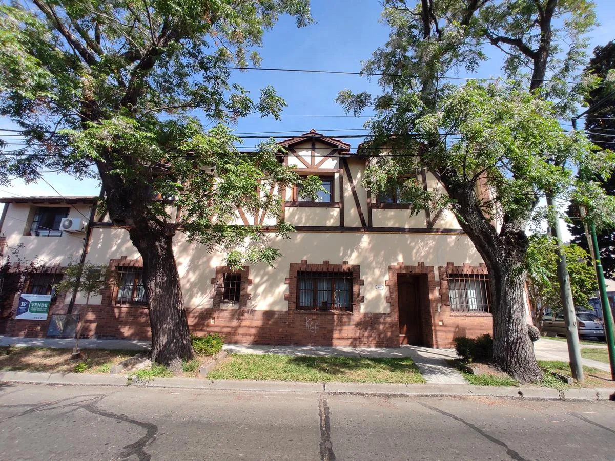 Furnished six-room house with pool and private garden in Martínez