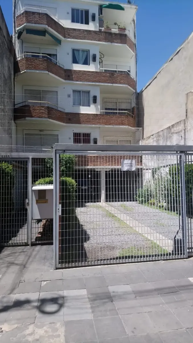 Departamento de 2 ambientes con balcón al frente en Floresta