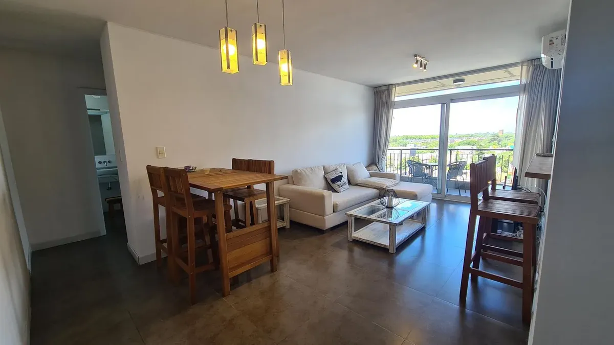 С меблированной квартирой с 2 комнатами в Beccar