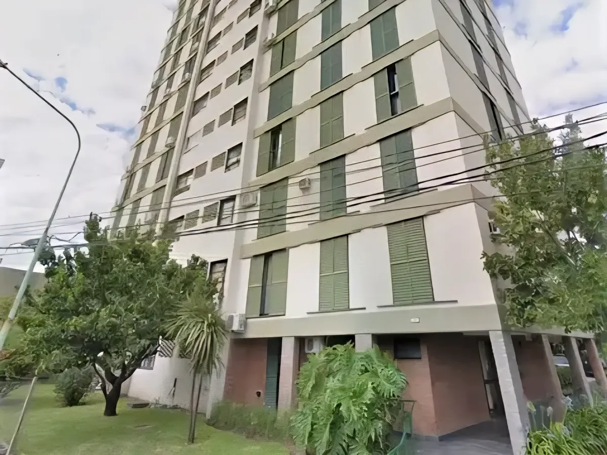 Apartamento de 4 ambientes com 3 dormitórios em Morón