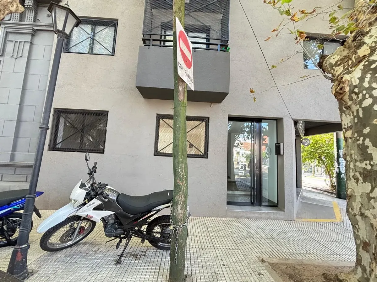 Квартира-студия в Temperley Este, с балконами