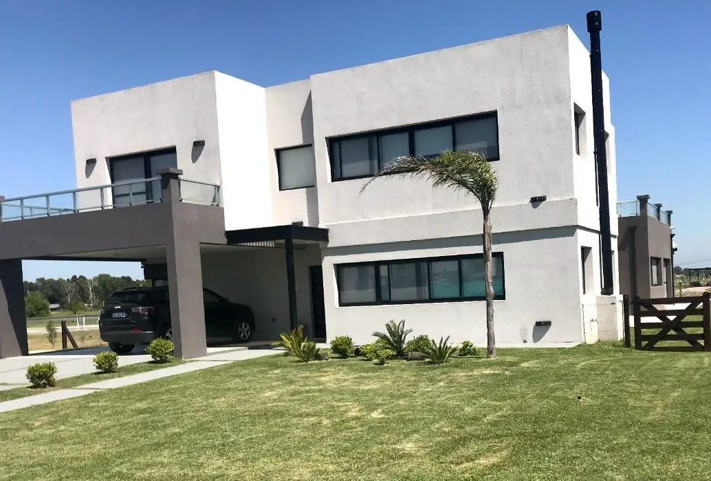 Casa de 5 dormitórios em Presidente Perón