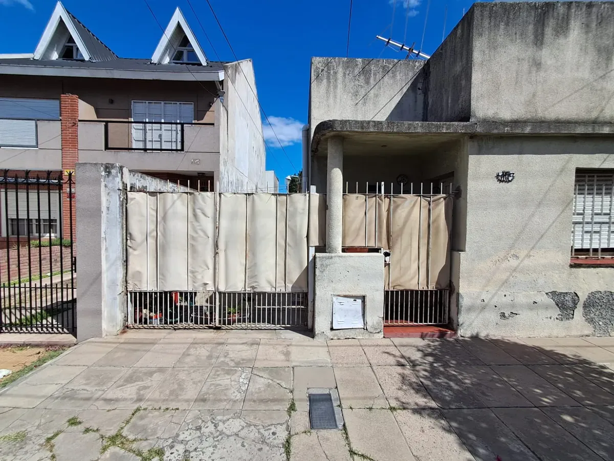 Three-room apartment with patio in Haedo, Morón