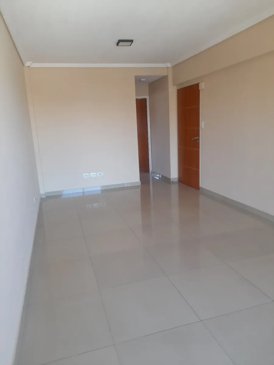Apartamento de dois ambientes com 1 dormitório e varanda em Morón