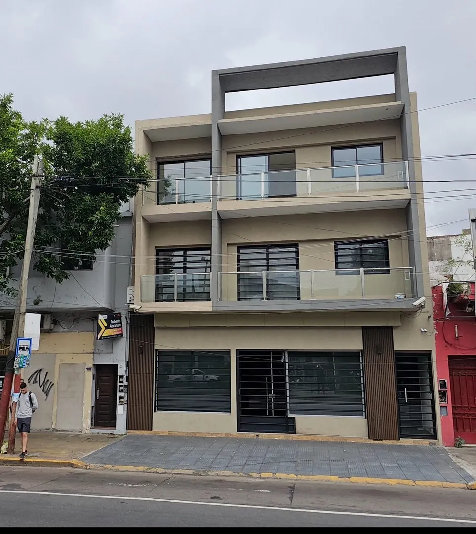 Apartamento de dois ambientes com varanda de frente em Lanús Oeste