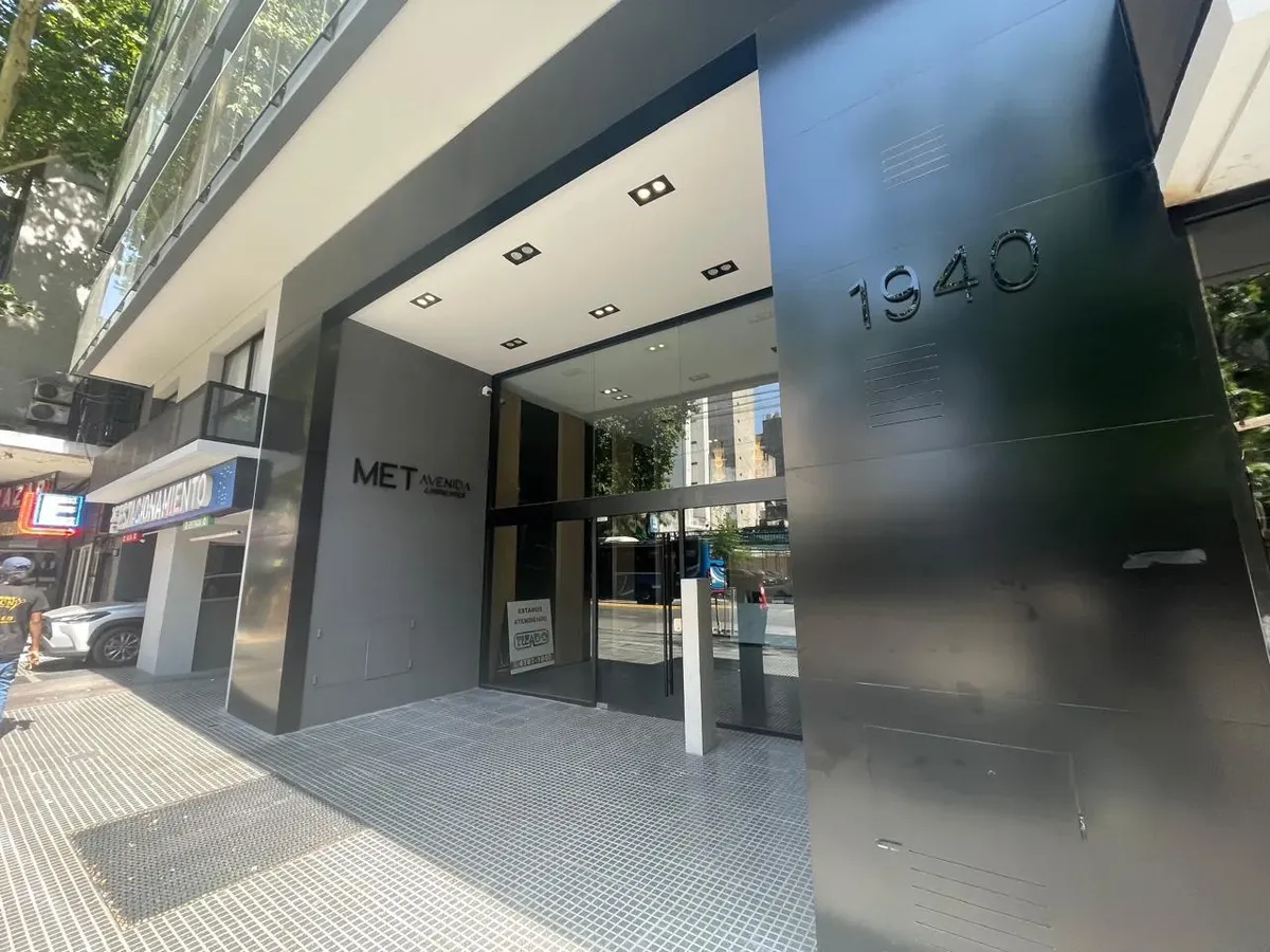 Monoambiente apto profesional con balcón en Balvanera