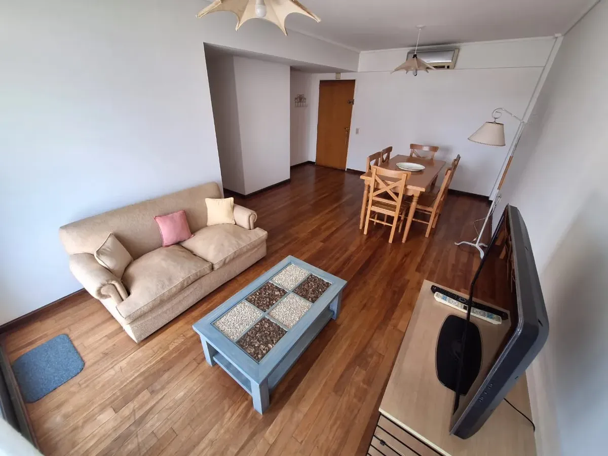 Apartamento de três ambientes mobiliado com varanda em Colegiales