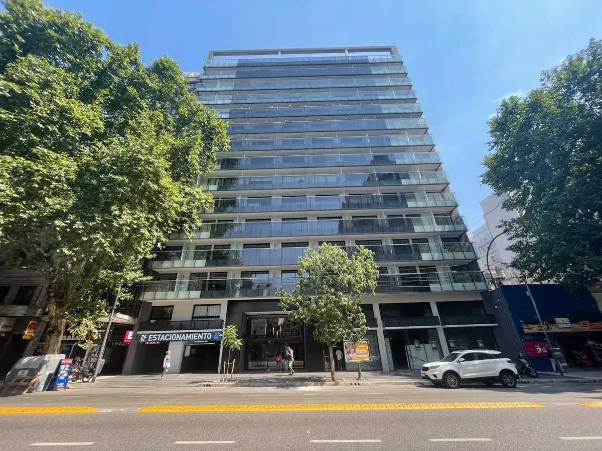 Monoambiente apto profesional con balcón en Balvanera