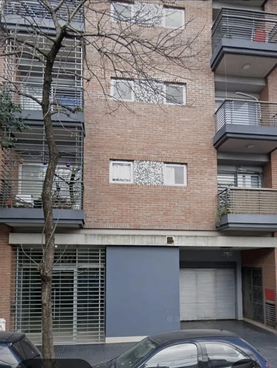 Departamento de 2 ambientes y medio con patio y balcón al frente en Parque Chacabuco