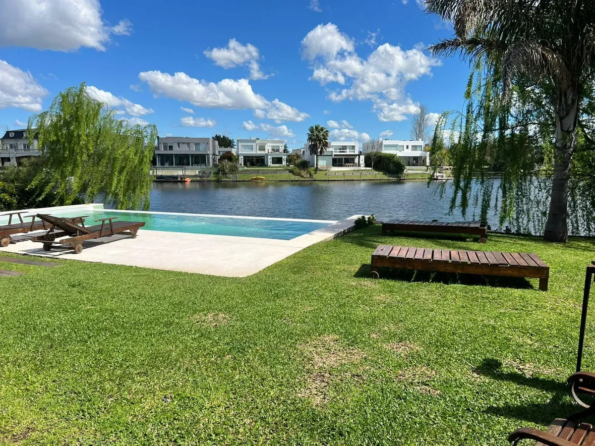 Two-storey house for annual rent on the water in Los Alisos, Tigre
