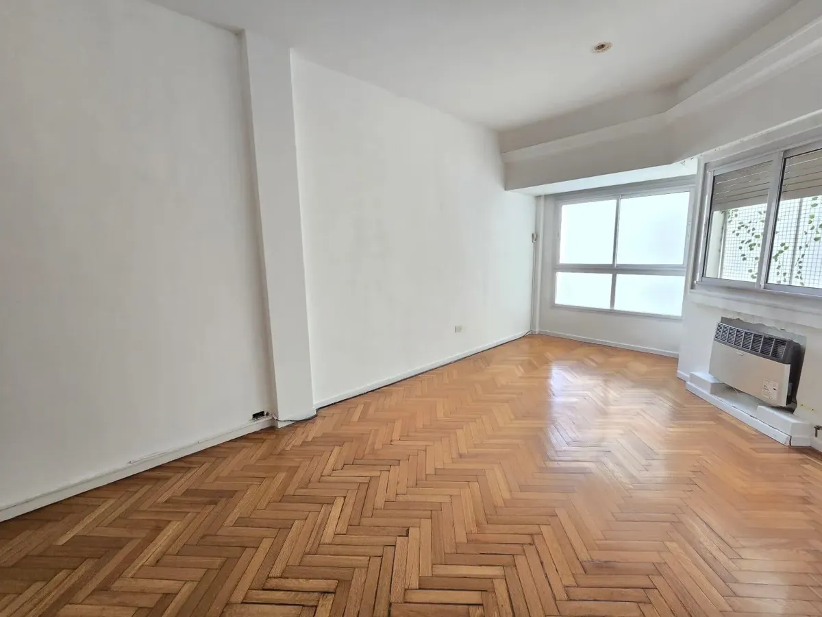 Apartamento de três ambientes com dependência em Recoleta