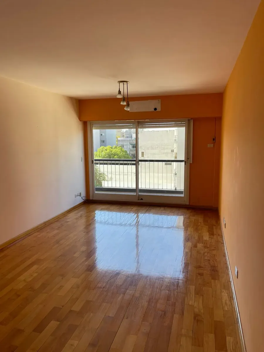 Semipiso de 3 ambientes con cochera fija en Flores