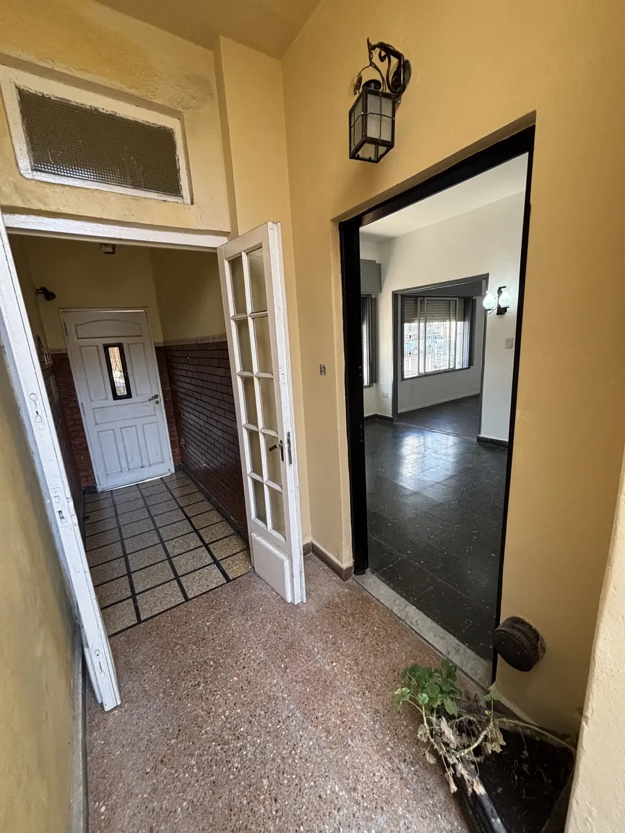 PH de 3 ambientes com 2 quartos na frente, com pátio e terraço em Liniers