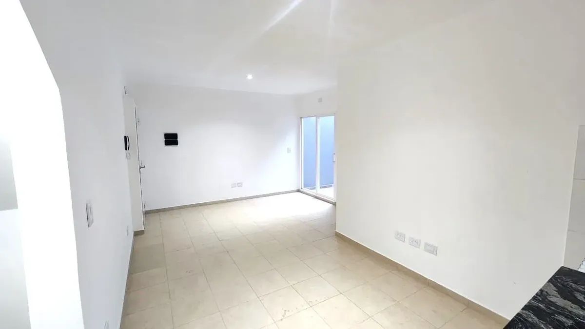 Apartamento de 2 ambientes com pátio em Villa Bosch