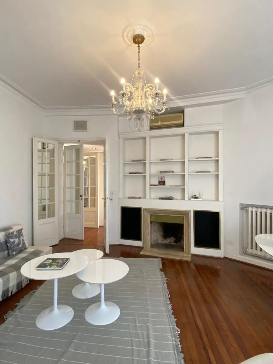Apartamento de três ambientes mobiliado em Retiro