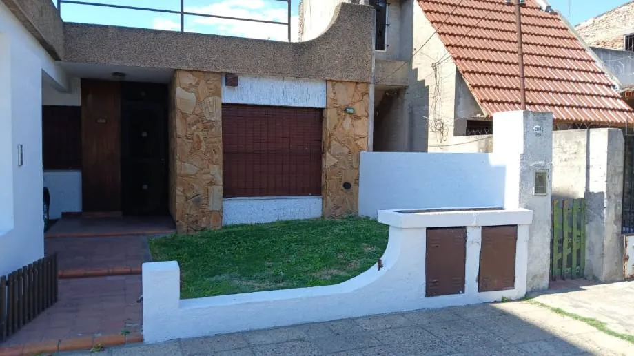 Apartamento de dois quartos com jardim e garagem fixa em Lanús