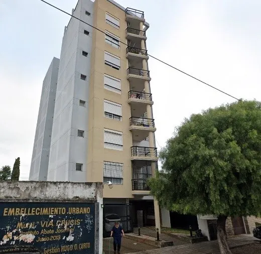 Трёхкомнатная квартира с 2 спальнями, парковочным местом и кладовой в Caseros