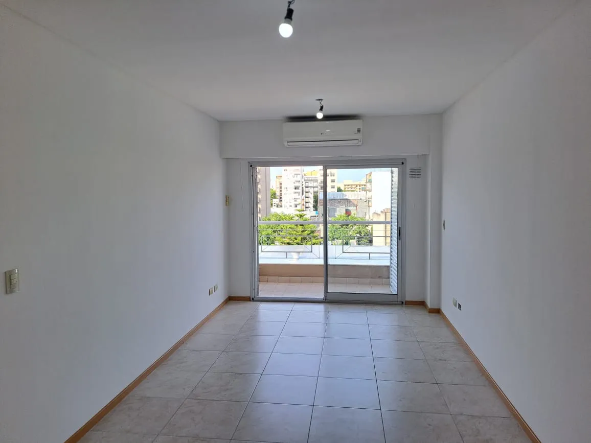 Двухкомнатная квартира с балконом и (закреплённым) парковочным местом в Mataderos