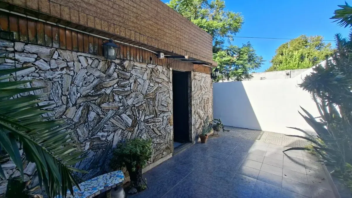 Ground-floor PH studio with patio and option for an extra room