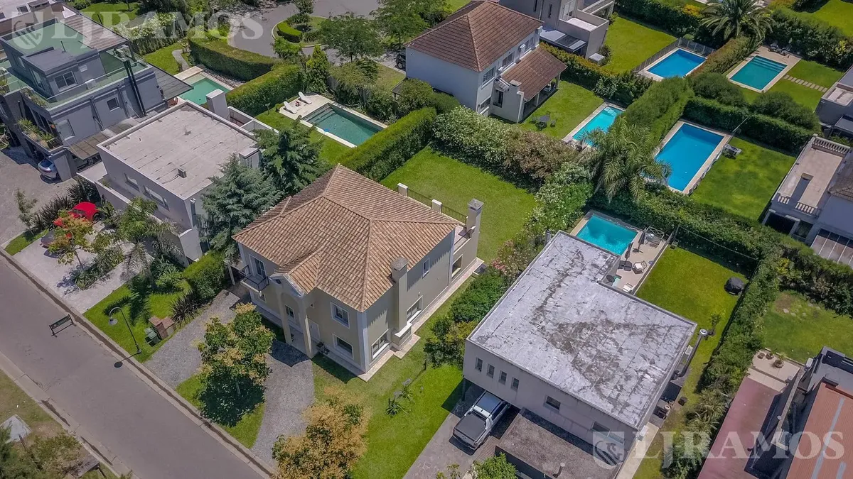 Four-bedroom house with garden in Los Sauces, Nordelta (sale with rental until November 2025)