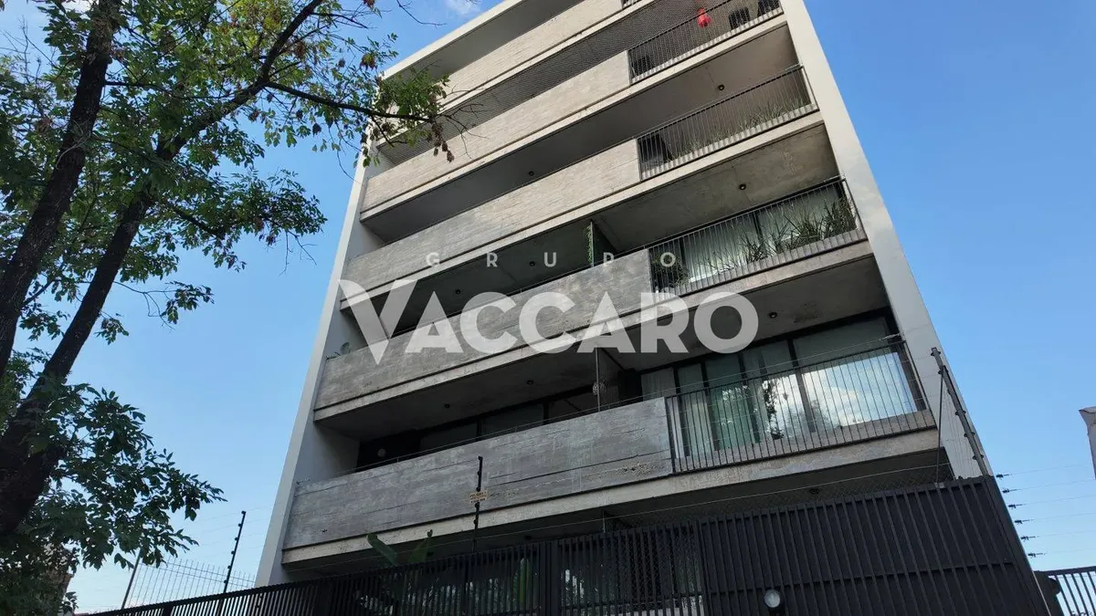 Apartamento de quatro ambientes com 2 suítes e piscina em Ituzaingó