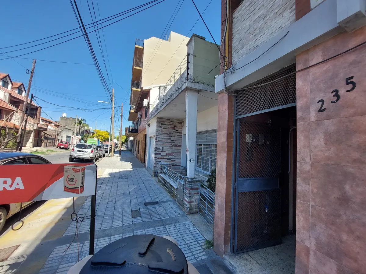 Departamento de 3 ambientes con 2 patios en Wilde