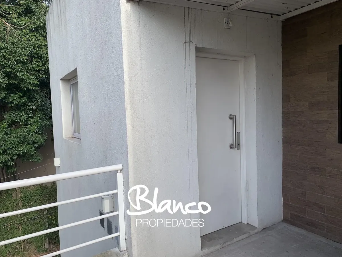 Kitnet de estúdio térreo com pátio e vaga descoberta em Pilar