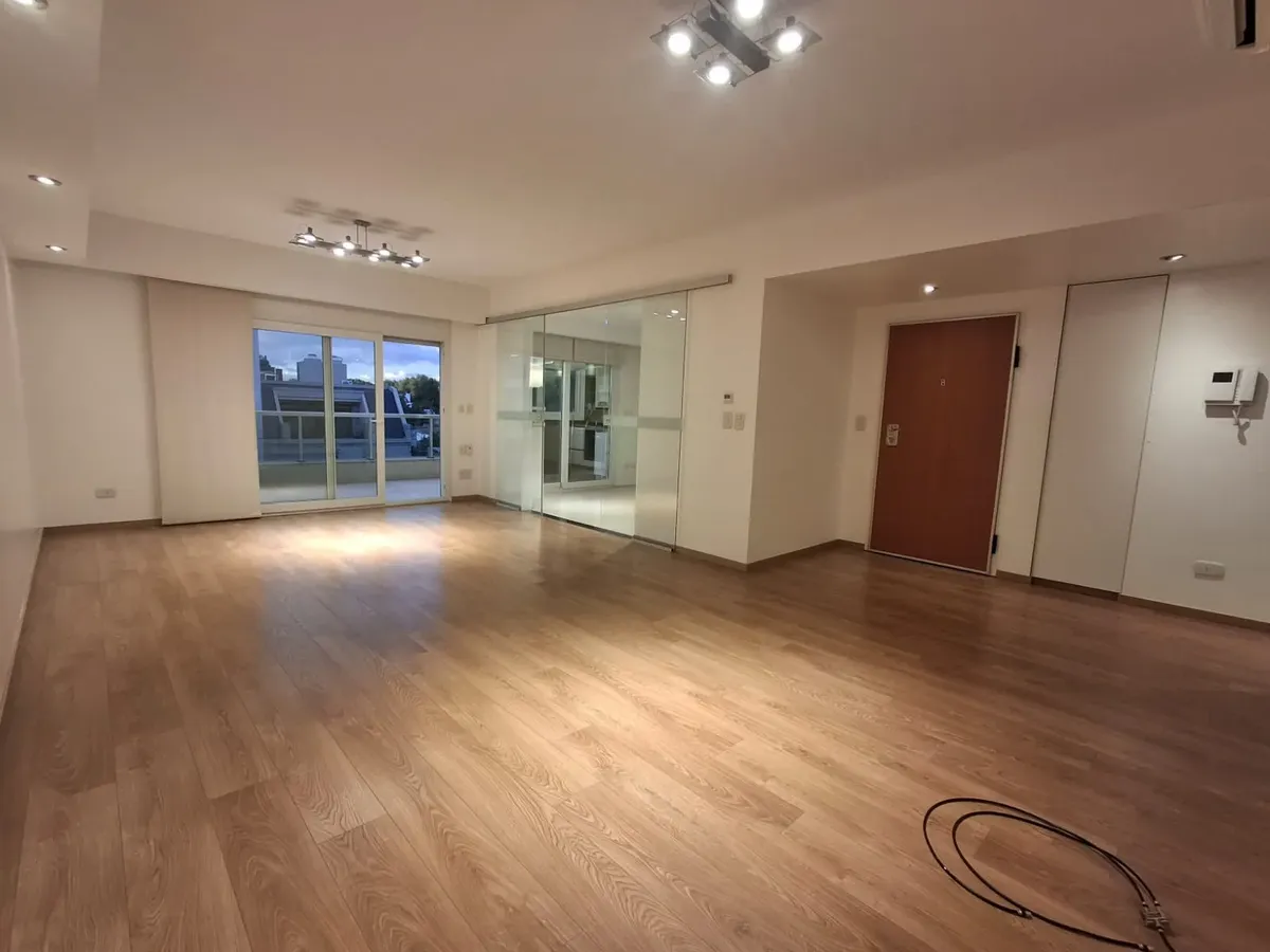 Квартира с 2 спальнями и (закреплённым) крытым парковочным местом в Villa Devoto