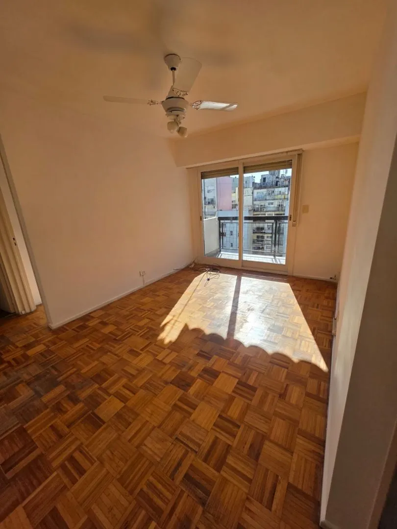 Apartamento de dois ambientes com varanda e vaga fixa em Recoleta