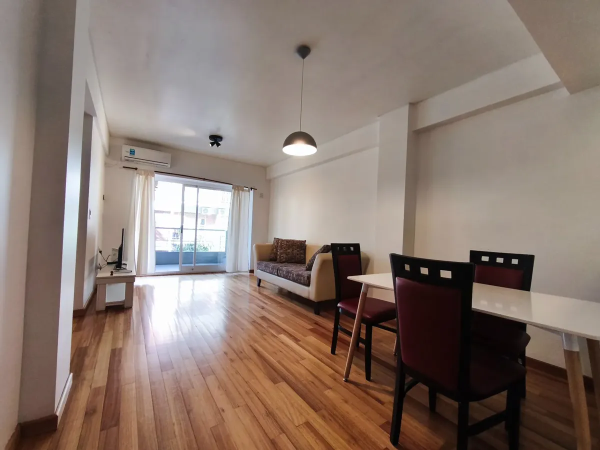 Apartamento de dois ambientes mobiliado em Belgrano com varanda e vaga de garagem