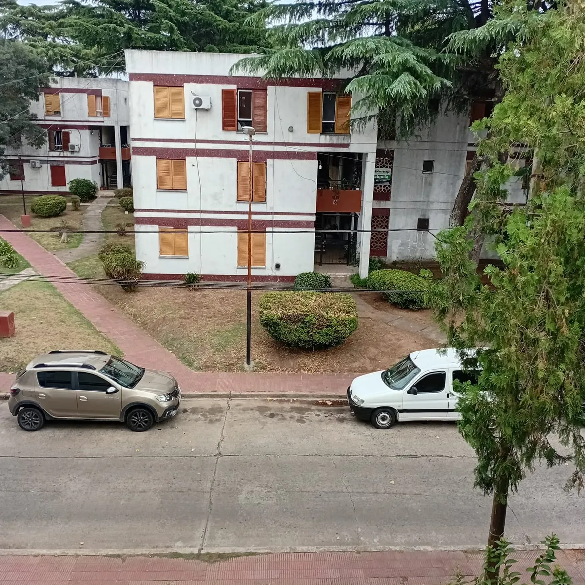 Двухкомнатная квартира в Quilmes с отдельными комнатами и вторым этажом без лифта