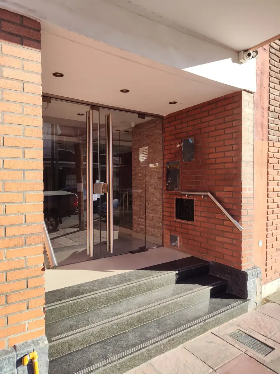 Apartamento de dois ambientes lateral em Lanús Centro