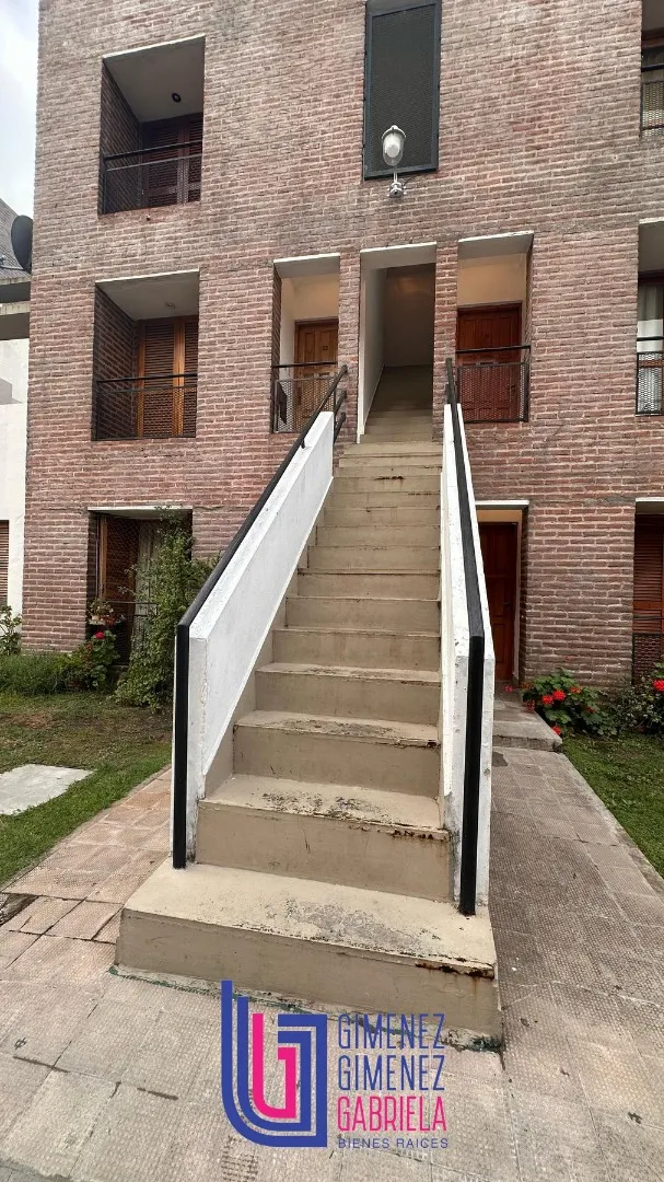 Apartamento com 2 quartos e pátio em bairro fechado