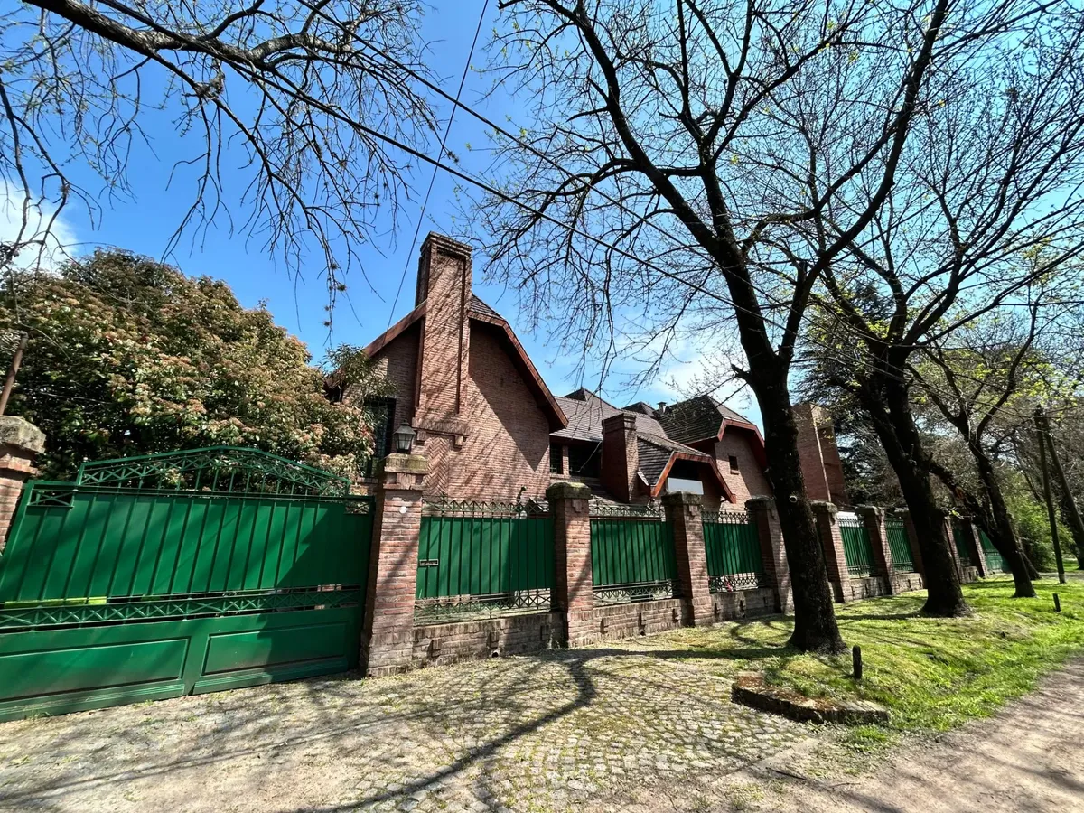 Casa de 5 ambientes con pileta en Ituzaingó